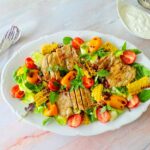Zomerse salade met kip en groenten