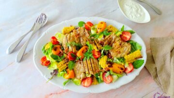 Zomerse salade met kip en groenten