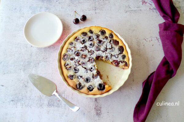 Clafoutis met kersen op een bord