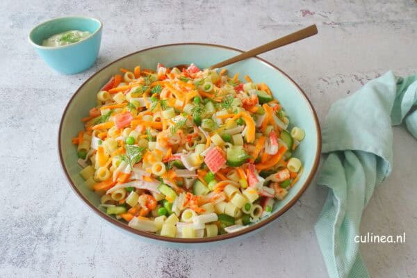 Pastasalade met surimi en rivierkreeftjes