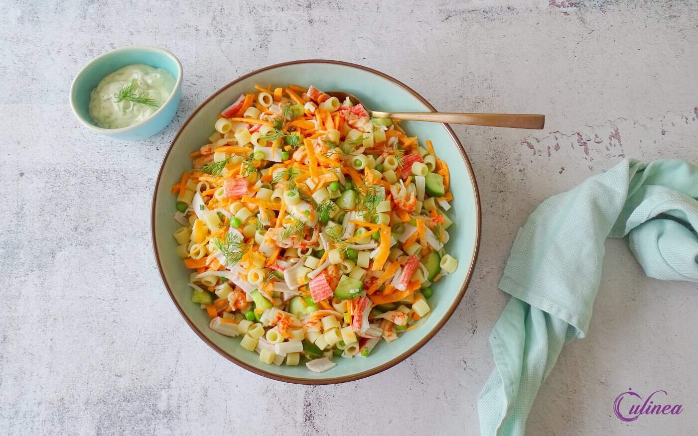 Pastasalade met surimi en rivierkreeftjes