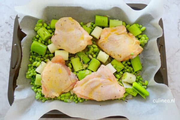 Traybake met kip, prei en erwten
