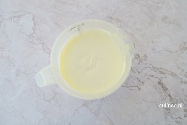 Yoghurtijs met kersencompote