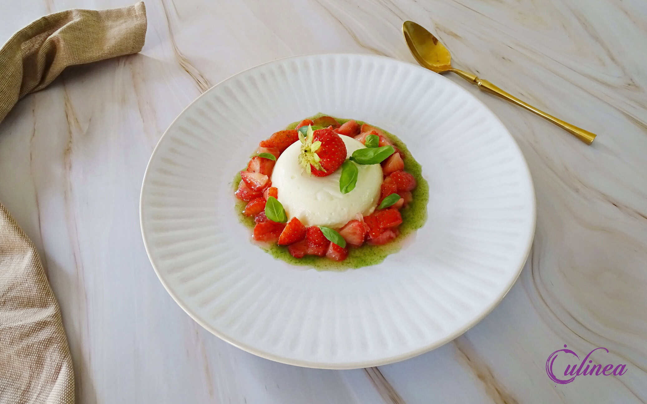 Basilicum panna cotta met aardbeien