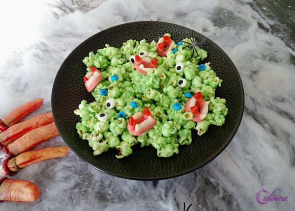 En met die ‘groene’ chocolade van de donuts, kan je ook nog popcorn omtoveren in nog een Halloween snack. 