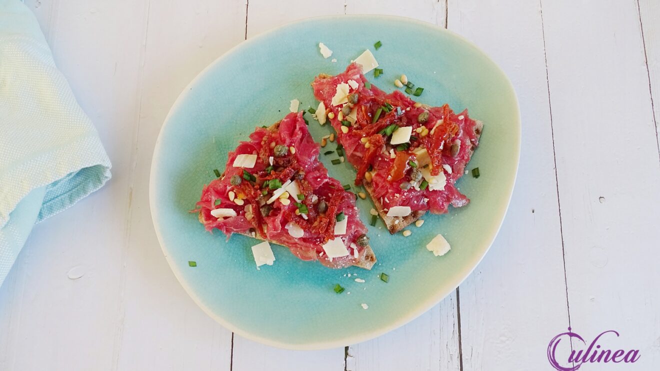 Knäckebröd met carpaccio en truffelmayonaise - Culinea.nl;