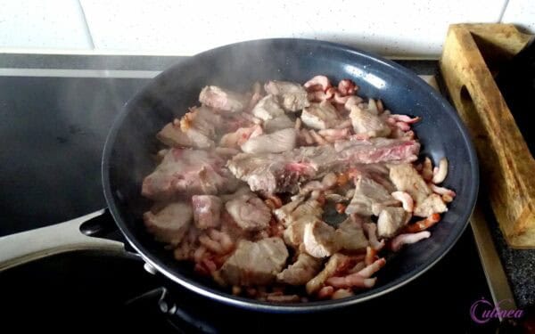 Braziliaans zwarte bonen stoofgerecht Feijoada