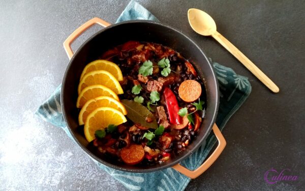 Braziliaans zwarte bonen stoofgerecht Feijoada