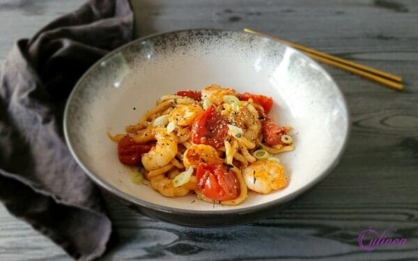 Noedels met miso garnalen en tomaten