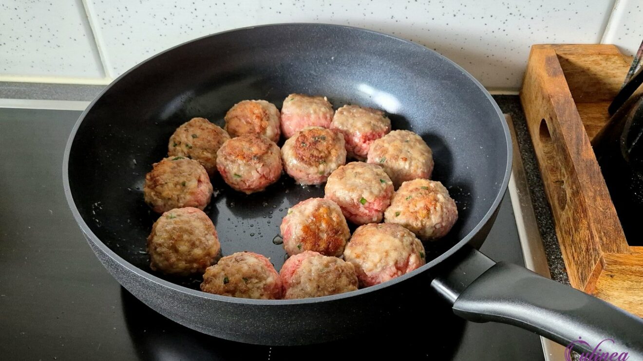 Gehaktballetjes in pikante tomatensaus