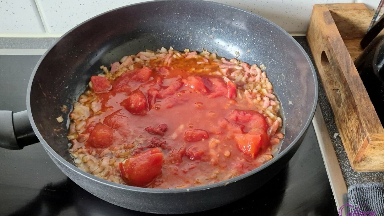 Gehaktballetjes in pikante tomatensaus