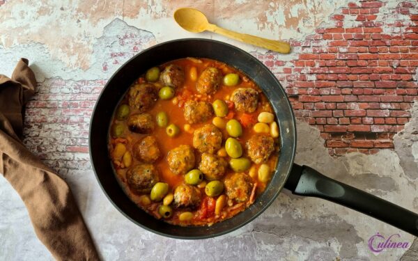 Gehaktballetjes in pikante tomatensaus