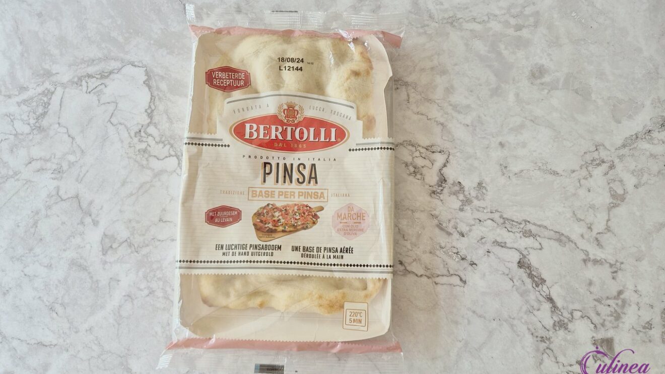 Pinsa met blauwe bessen, feta en ui