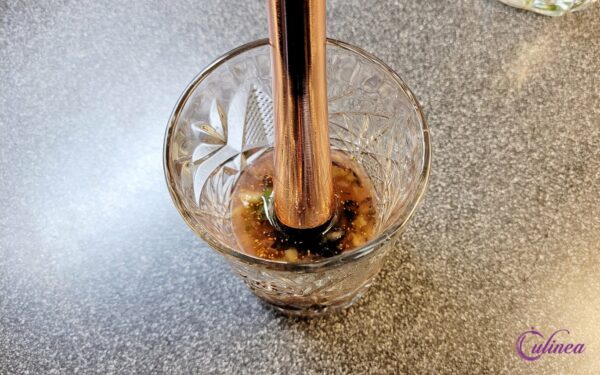 Blauwe bessen basilicum cocktail