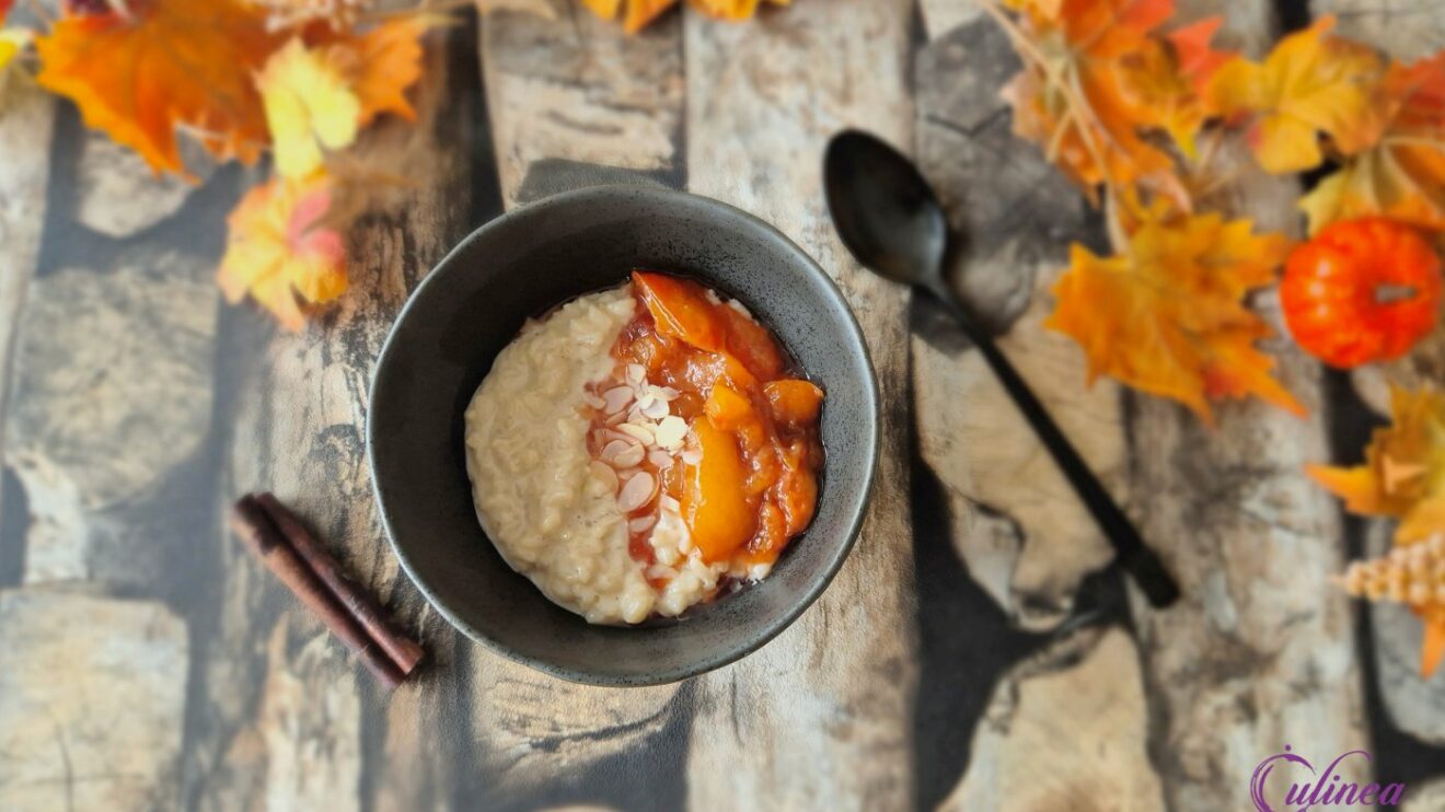 Kardemom rijstpudding met gekruide pruimen