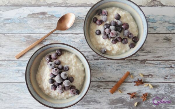 Kardemom rijstpudding met gekruide pruimen