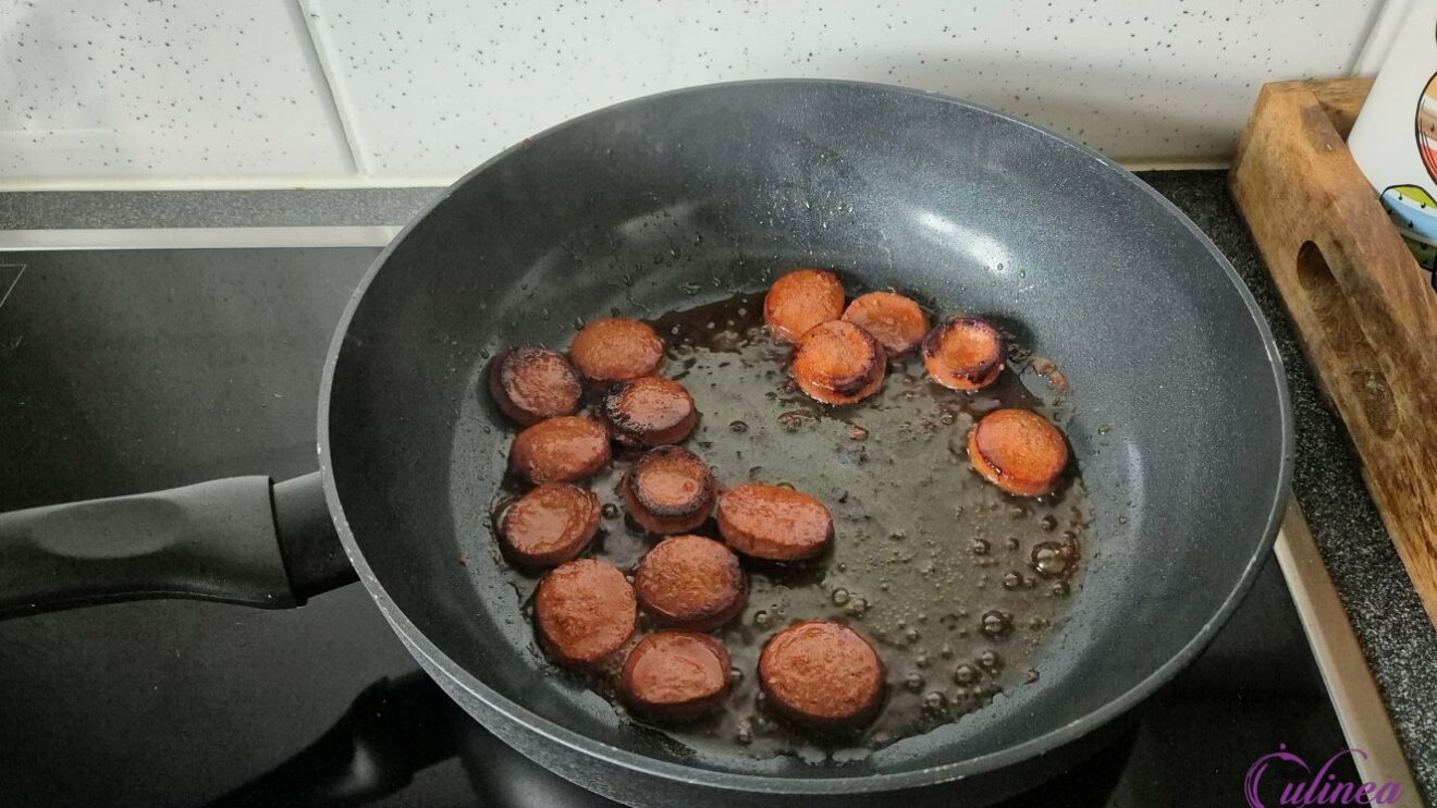 Hartige taart met zoete aardappel en sucuk