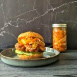 Krokante kipburger met kimchi