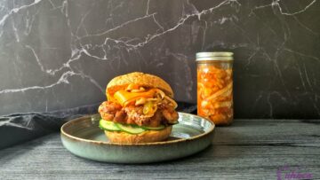 Krokante kipburger met kimchi