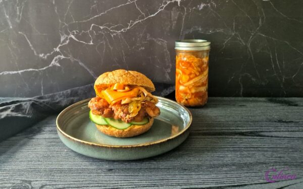 Krokante kipburger met kimchi