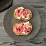 Toast met pesto, burrata en ham