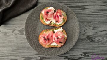 Toast met pesto, burrata en ham