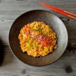 Orzo met kimchi en zalm