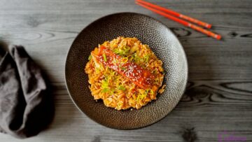 Orzo met kimchi en zalm