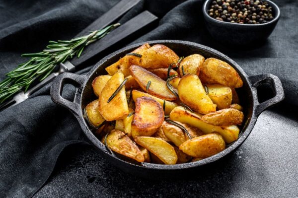 gebakken aardappels in een pan