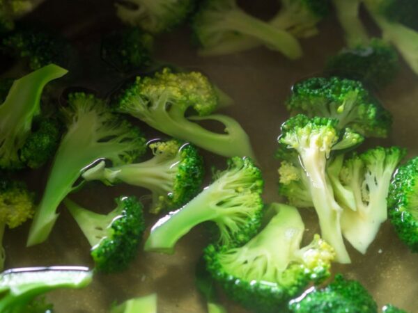 gesneden broccoli in water