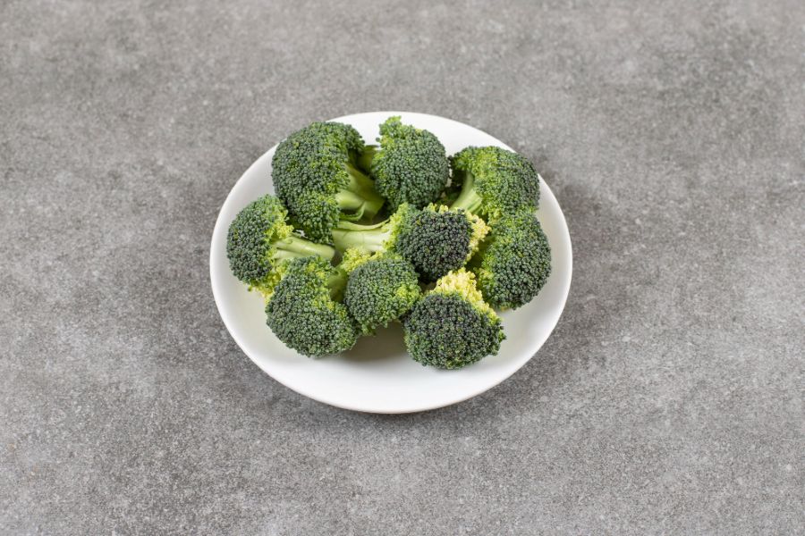 rauwe broccoli op een bord