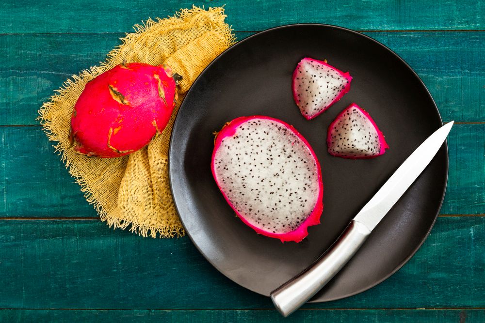 dragon fruit gesneden op een bord