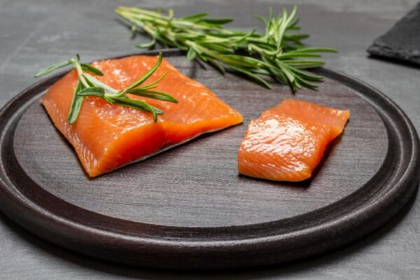 gerookte zalm op een bord