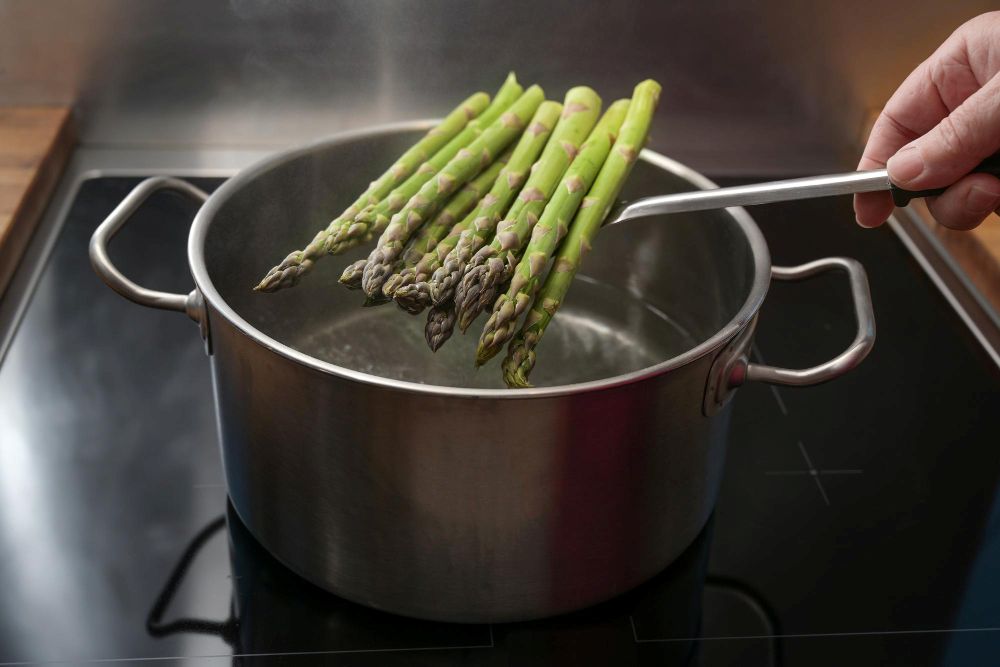 gekookte asperges boven een pan