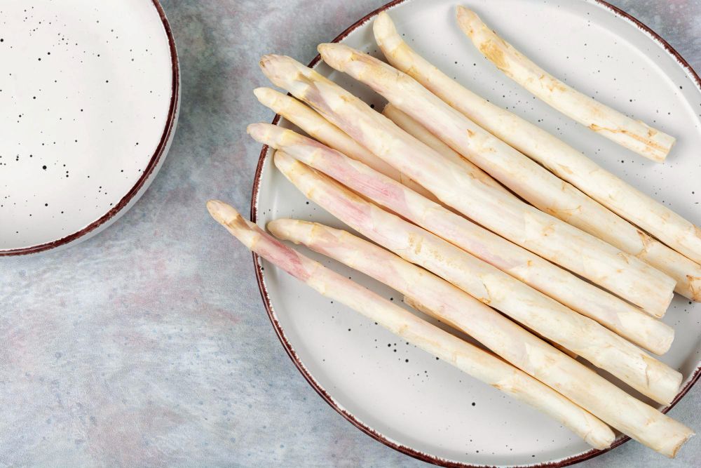 witte asperges op een bord