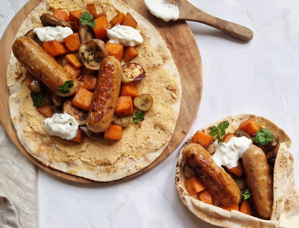 Flatbread met zoete aardappel, aubergine en vegan worstjes