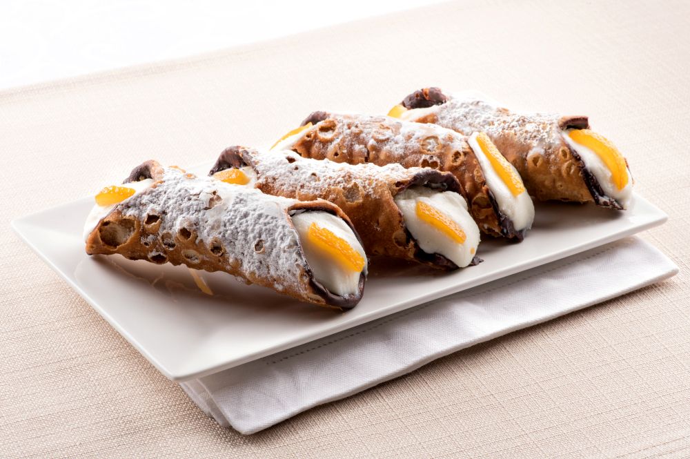 4x cannoli op een bord