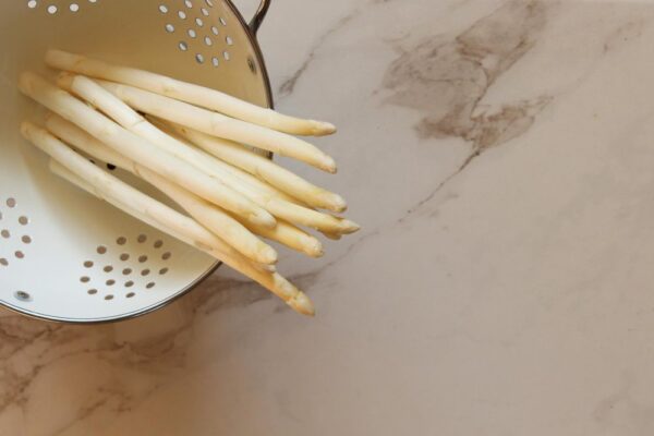 gekookte witte asperges in een schaal