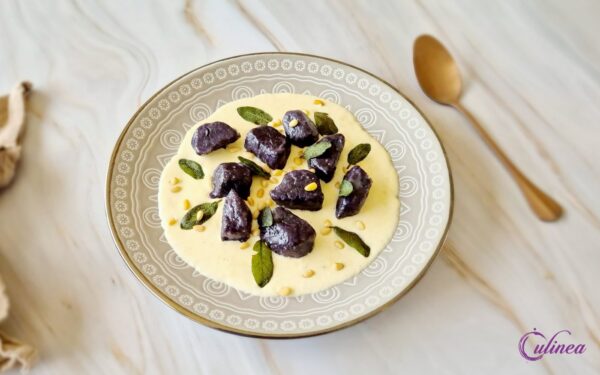 Paarse zoete aardappel gnocchi