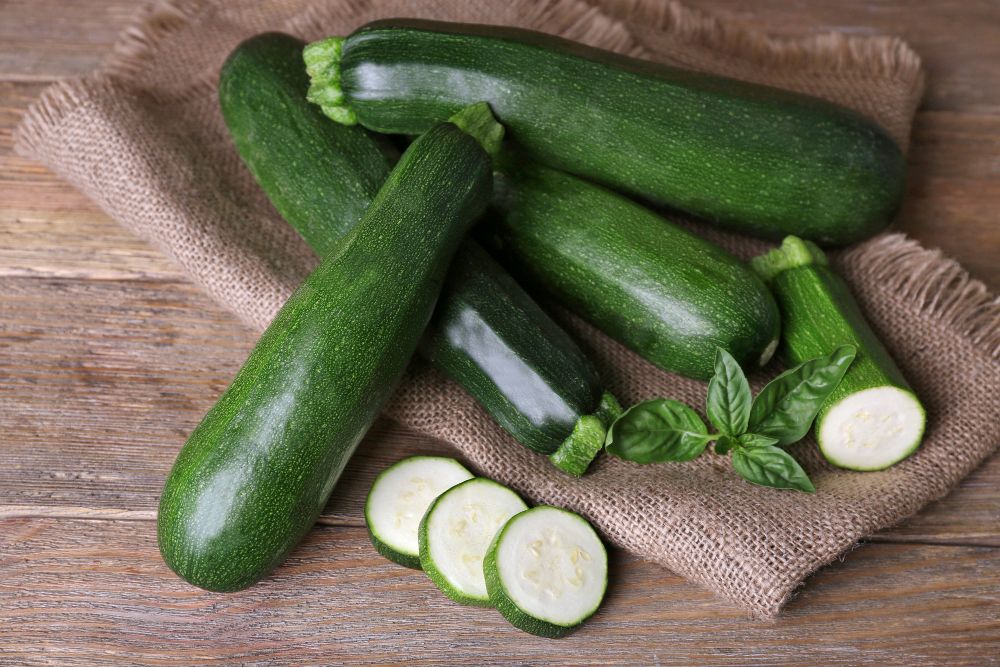 een courgette op een snijplank