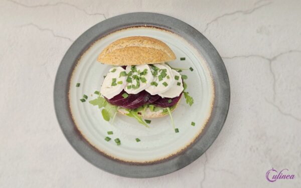 Broodje burrata met tuinbonen