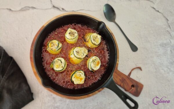 Courgetterolletjes in Gochujang Tomatensaus