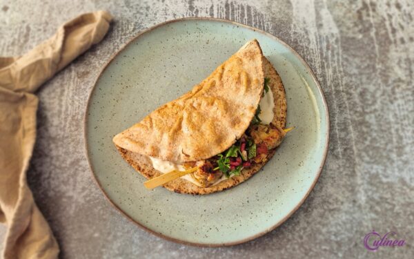 Kipkebabs met tahinyoghurt en granaatappelsalade