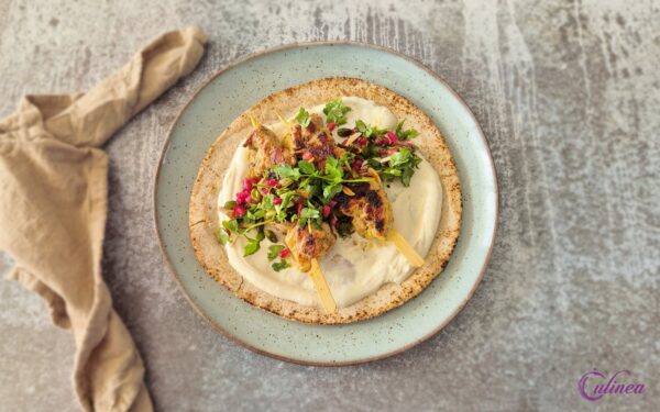 Kipkebab met Tahinyoghurt en Granaatappelsalade