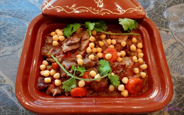Tajine van lamsnek, dadels en kikkererwten