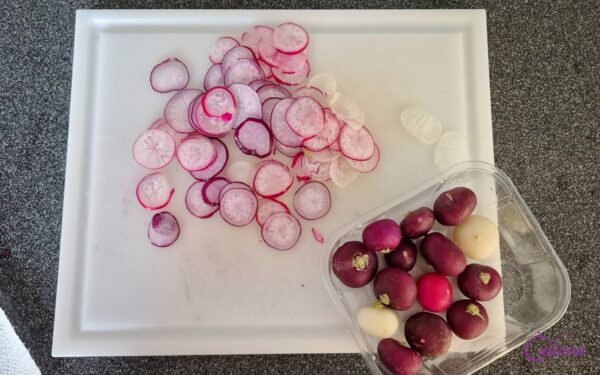 Gevulde Eieren met Radijsbloemetjes