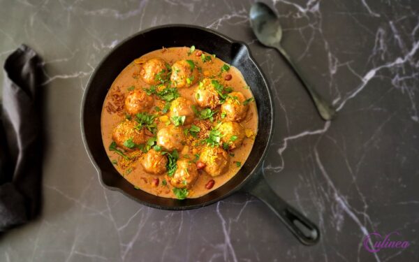 Kipgehaktballetjes in Kokos-Pindasaus