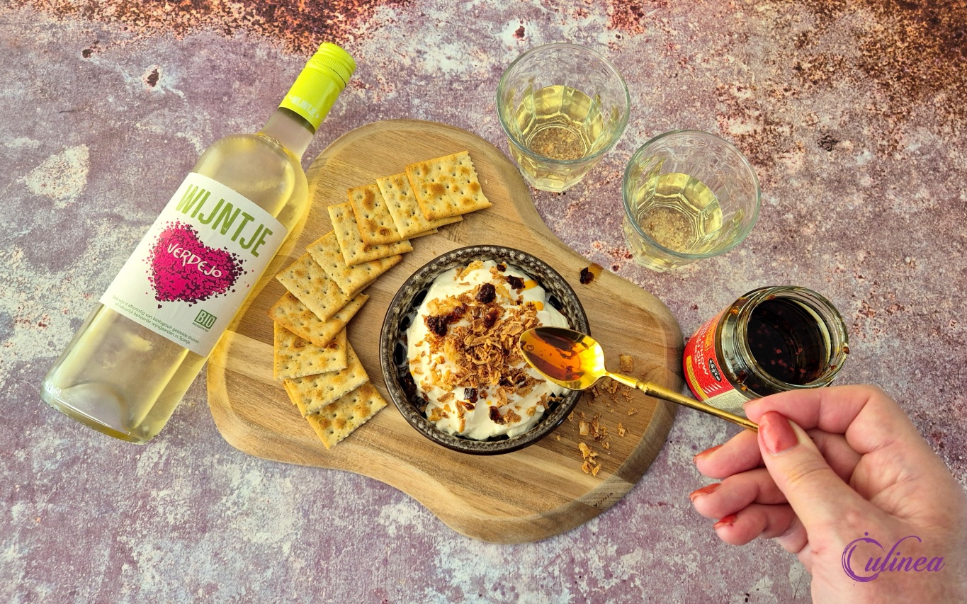 Roomkaasdip met gebakken Uitjes en Chili-olie
