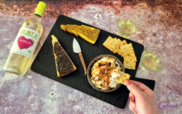 Roomkaasdip met gebakken Uitjes en Chili-olie