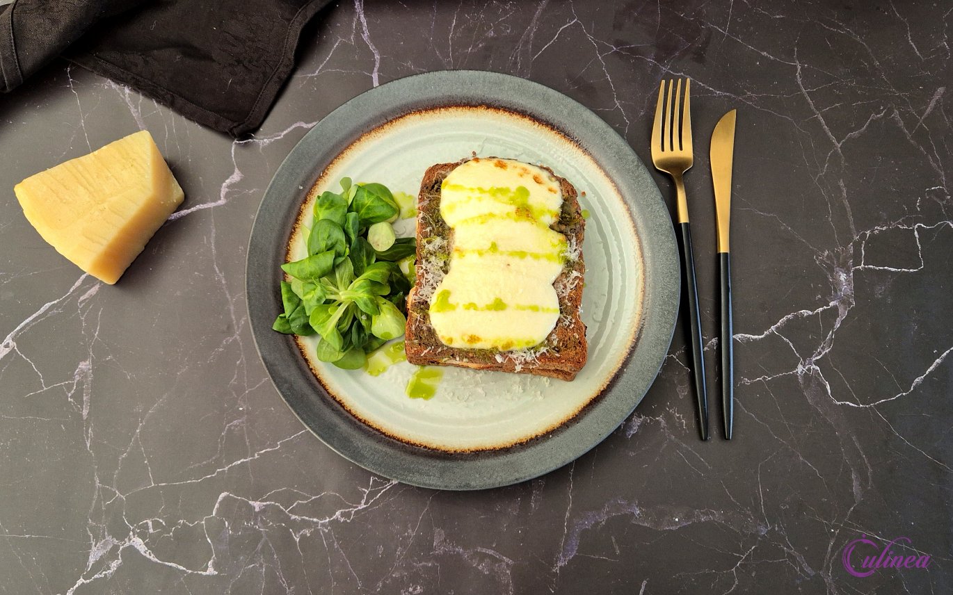 Tosti Kip met Mozzarella en Tomatensaus